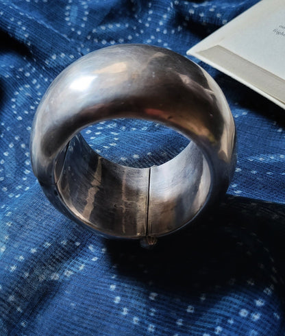 Side view of Ameyaa Vintage Kada in pure silver with vintage detailing