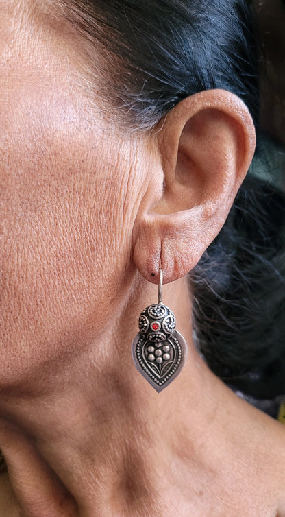 Side view of Anuga Vintage Earrings in pure silver with vintage detailing
