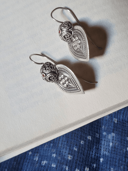 Side view of Anuga Vintage Earrings in pure silver with vintage detailing