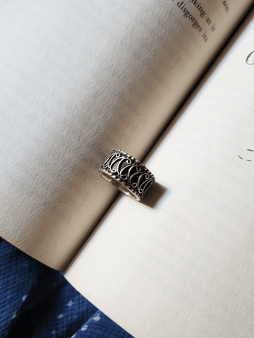 Icarus Midi Ring in pure silver with handcrafted detailing
