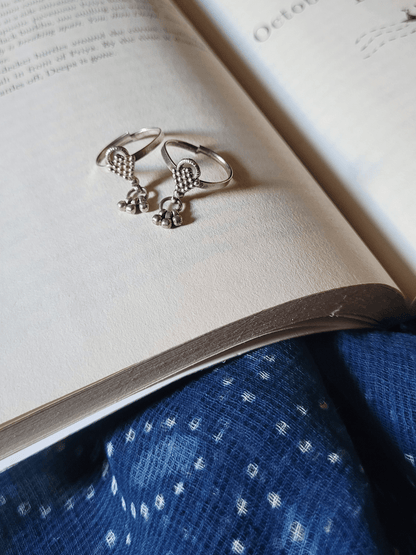 Side view of Jheeni Toe-Rings in pure silver with handcrafted detailing