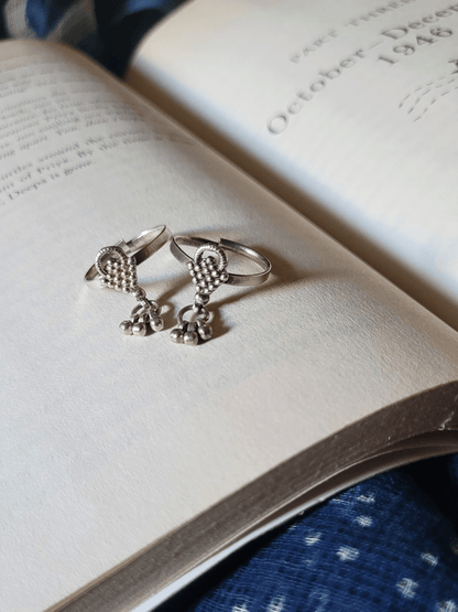 Side view of Jheeni Toe-Rings in pure silver with handcrafted detailing