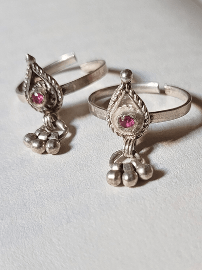 Side view of Poonam Toe-Rings in pure silver with handcrafted detailing