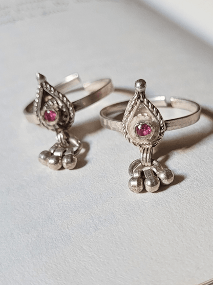 Side view of Poonam Toe-Rings in pure silver with handcrafted detailing