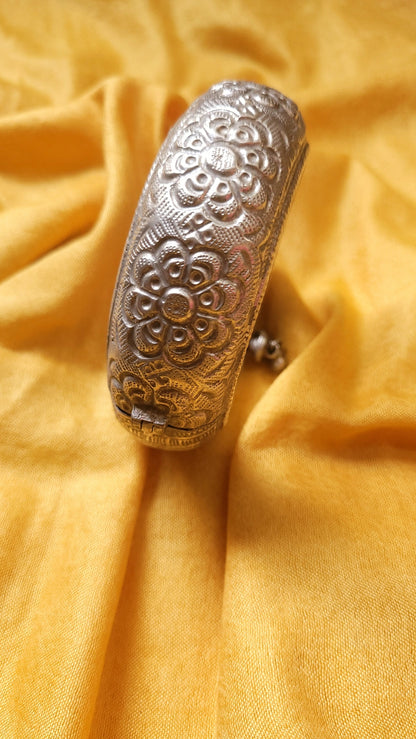 Prashasti Vintage Kada with vintage detailing