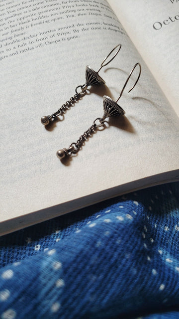 Tippe Top Earrings in pure silver with handcrafted detailing