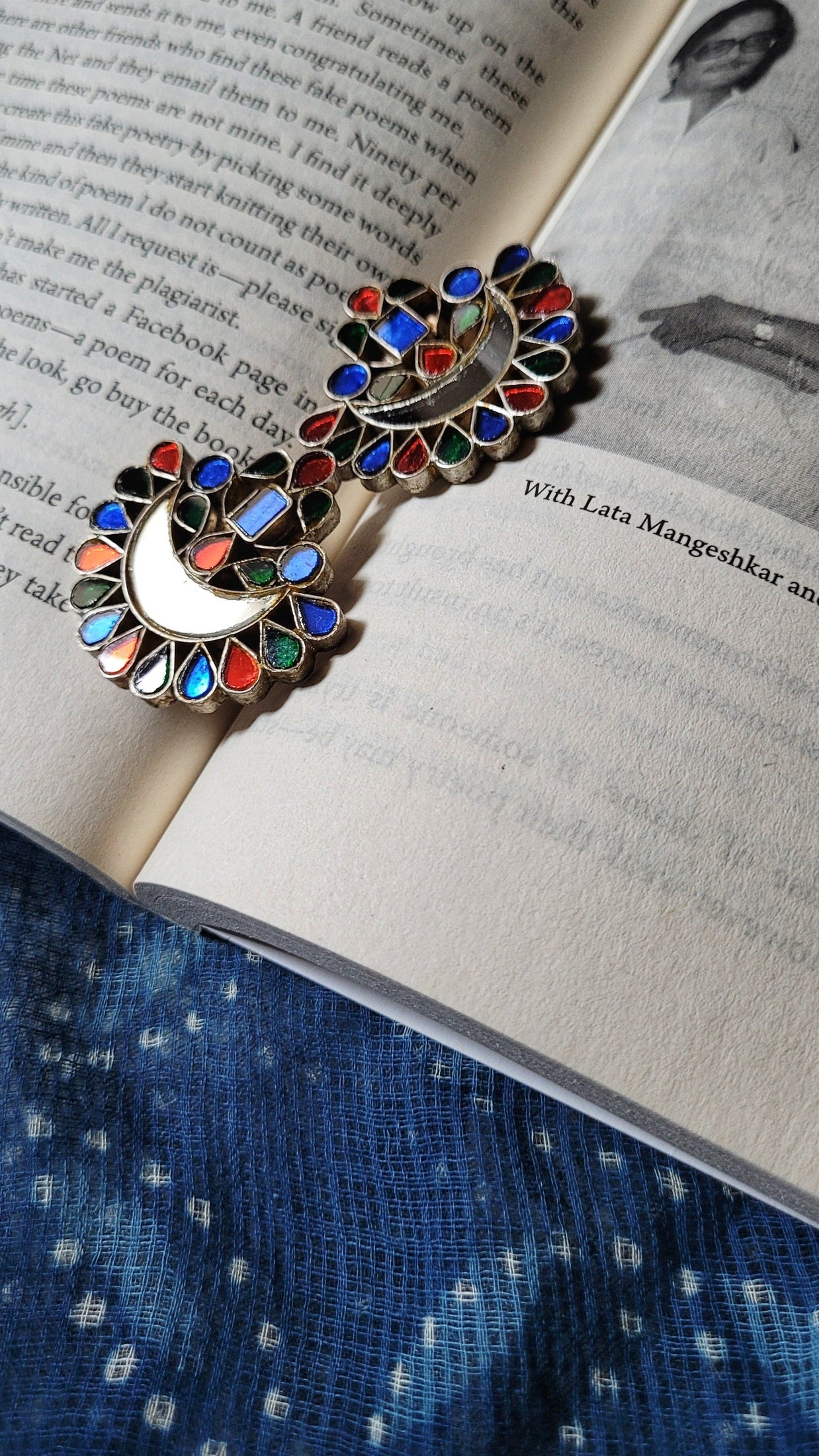 Side view of Ujiyaara Chandbaali (Rangeen) in pure silver with handcrafted detailing